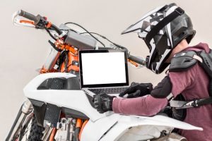 motocycliste-tenant-ordinateur-portable