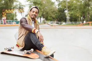 skateur-mode-satisfait-fait-son-truc-prefere-se-repose-apres-long-entrainement-plein-air