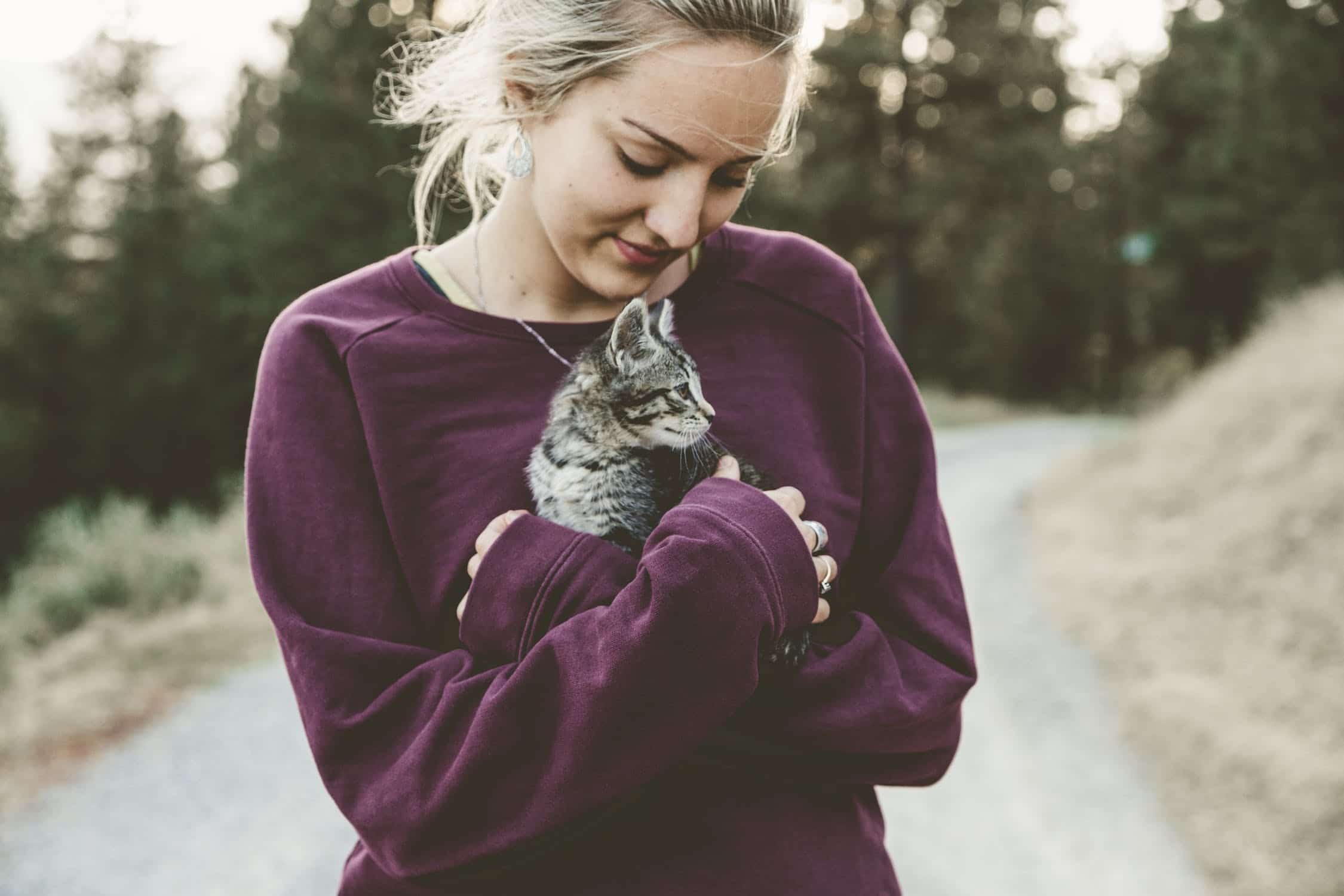 Jeune femme qui fait un calin à son chat