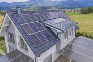 Maison avec toît recouvert de panneaux solaires photovoltaïques