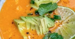 Cette recette de soupe au poulet et au curry est excellente pour la santé !