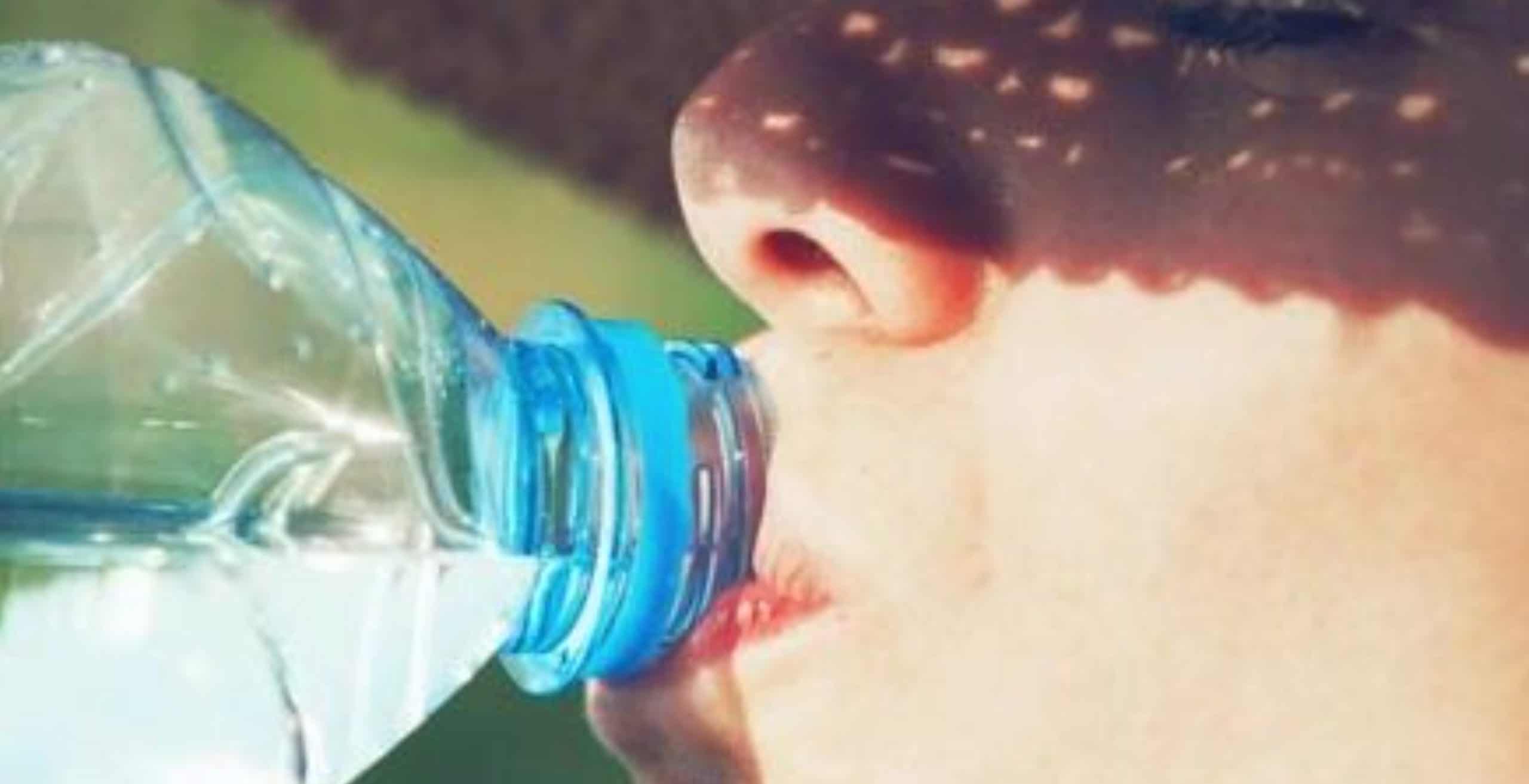 Une femme qui boit de l'eau