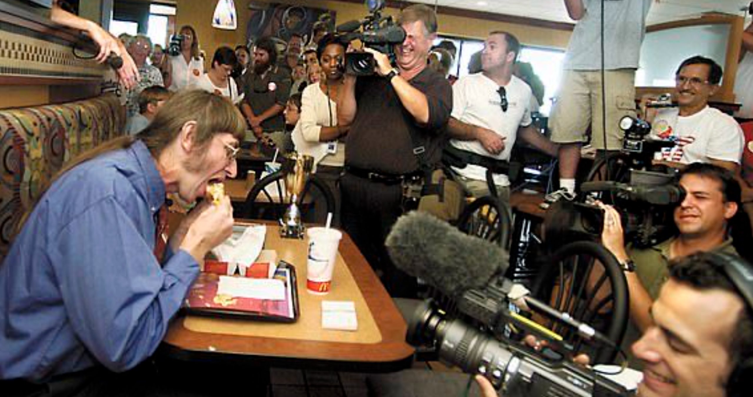 Un homme qui mange un Big Mac