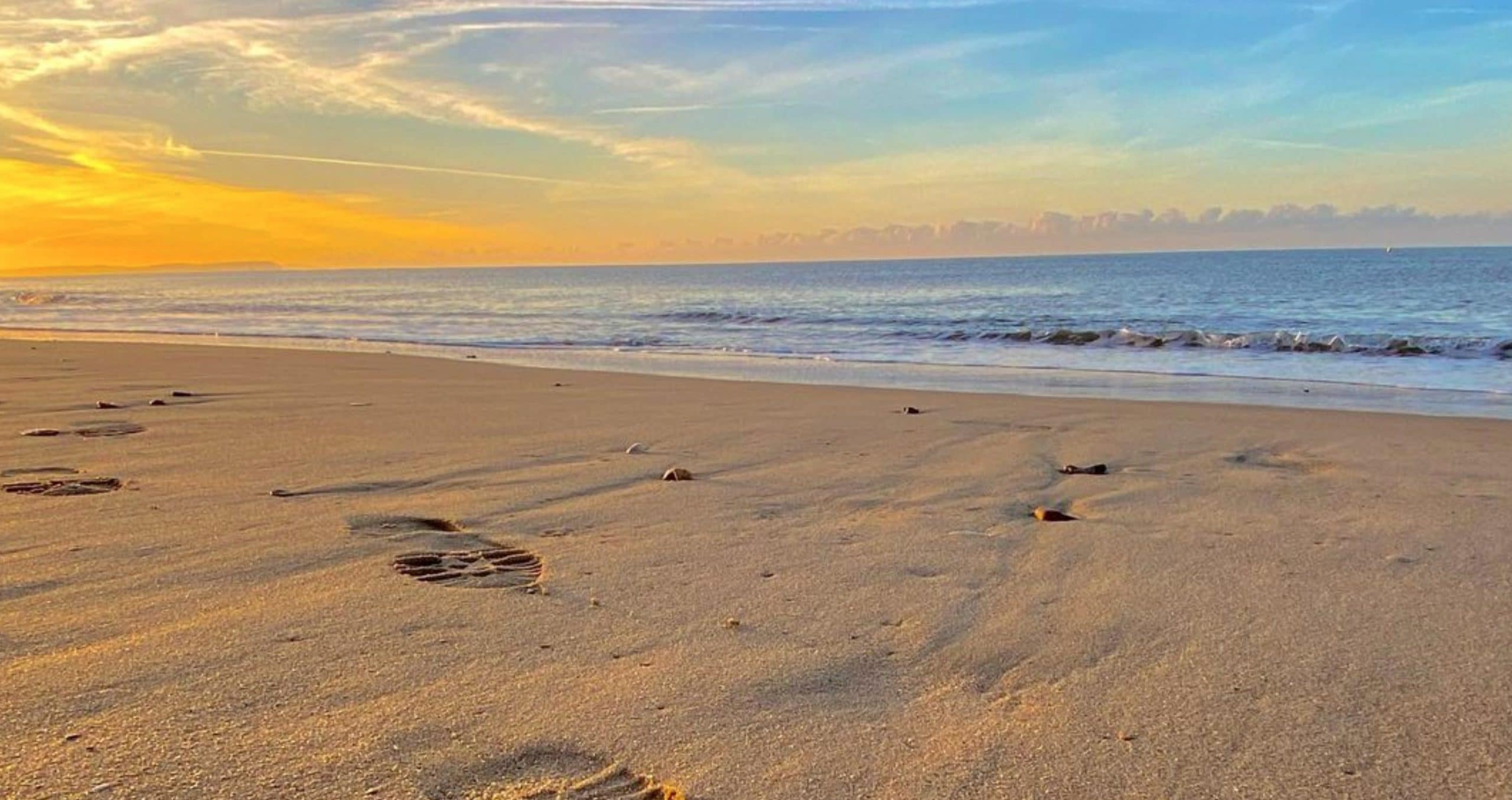 Un magnifique coucher de soleil sur une plage