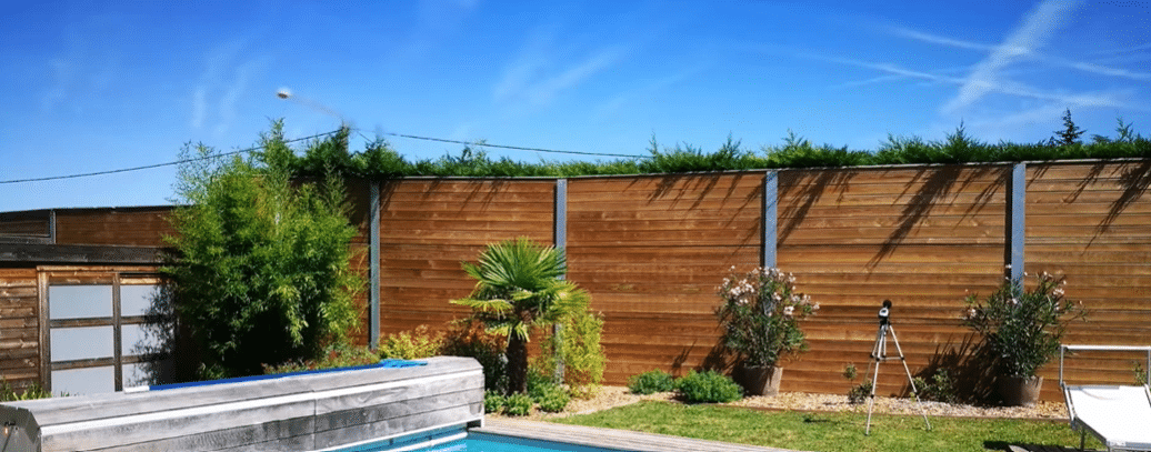 Isoler son jardin du bruit : le guide complet pour installer un mur