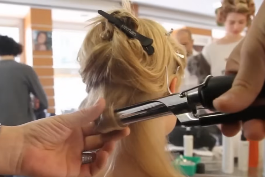 Comment se faire une coiffure style année 20