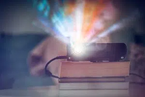 Vidéoprojecteur 4K contre téléviseur 4K : qui remportera la guerre des écrans en 2023 ?