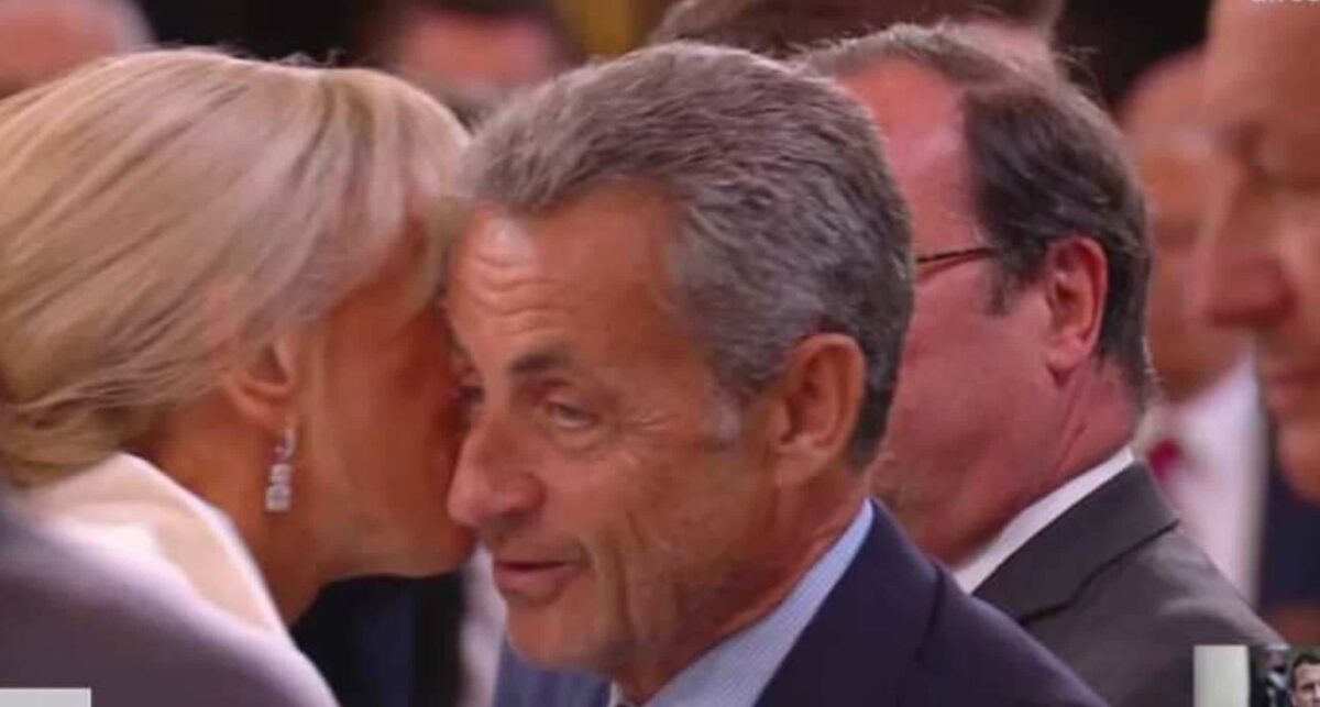 Emmanuel Macron surprend en étrange SMS à Nicolas Sarkozy