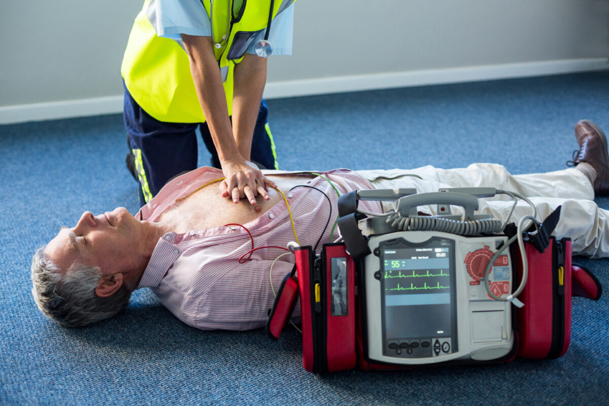ambulancier utilisant un défibrillateur