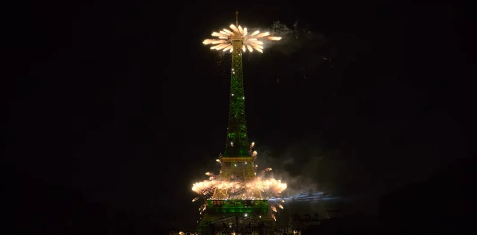 Tour Eiffel - 14 juillet feu d'artifice