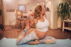Quelles sont les meilleures positions de yoga pour une femme enceinte ?