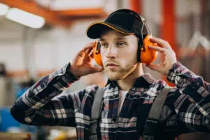 S’équiper pour Réussir : Comment les Casques Anti-Bruit Facilitent la Communication dans l’Industrie Lourde ?