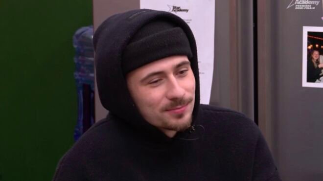 Une émotion intense submerge Pierre de Star Academy: Il craque et se réfugie dans les bras de Lara Fabian - Un moment de soulagement poignant!