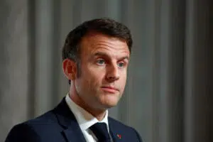 Emmanuel Macron fait entrer l’IVG dans la Constitution: une décision historique gravée dans le marbre de la loi