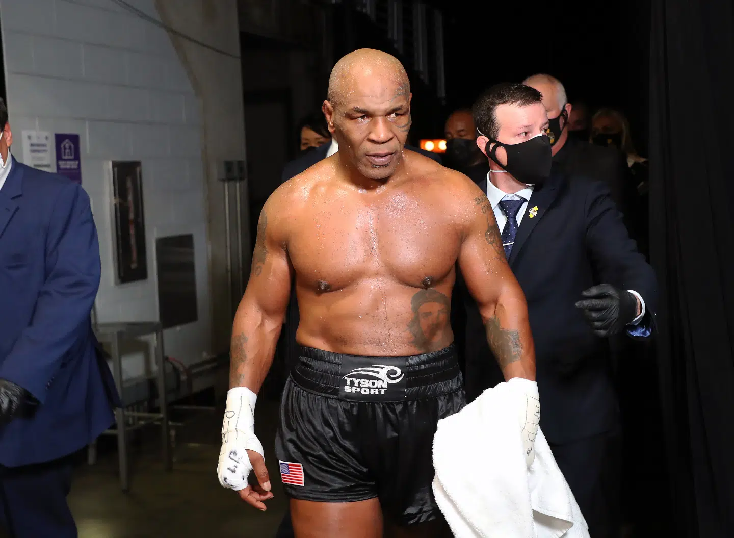 Entraîneur de Mike Tyson révèle : « Il est une bête, il a ruiné mon épaule » - Découvrez les séances d'entraînement intenses du champion !