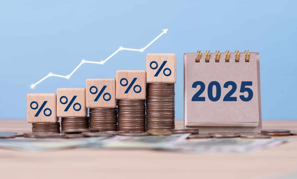 Graphique symbolisant la hausse des taux et de l'inflation en 2025 avec des pièces de monnaie et un calendrier marqué 2025