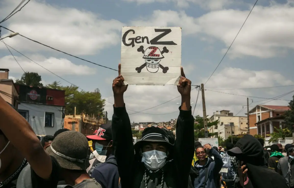 Un manifestant à Antananarivo brandit une pancarte « Gen Z » avec un symbole pirate, lors des protestations contre les coupures d’électricité et la corruption à Madagascar en septembre 2025.