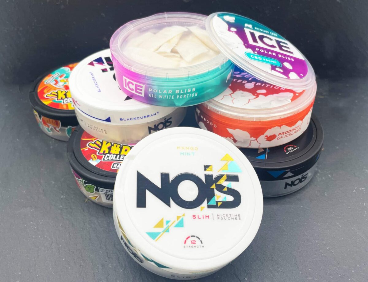 Sachets de nicotine aromatisés présentés dans différentes boîtes colorées, produits visés par l’interdiction en France dès 2026