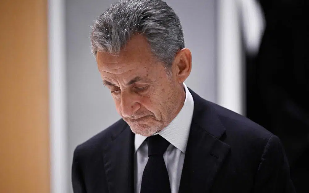 L’ancien président français Nicolas Sarkozy, tête baissée, lors de son procès à Paris en 2025.