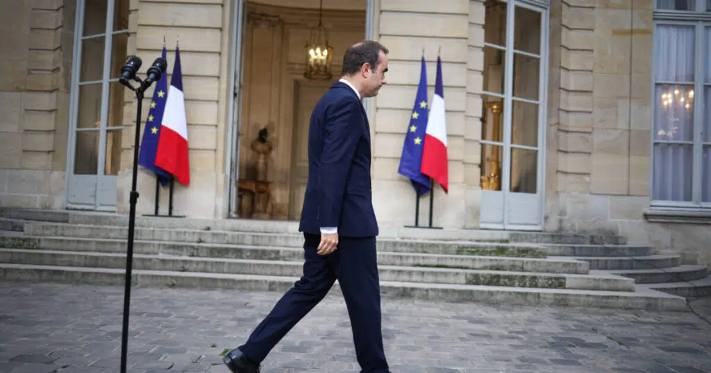 Le Premier ministre Sébastien Lecornu quittant l’Hôtel de Matignon après avoir présenté la démission de son gouvernement, sur fond de crise politique en France.