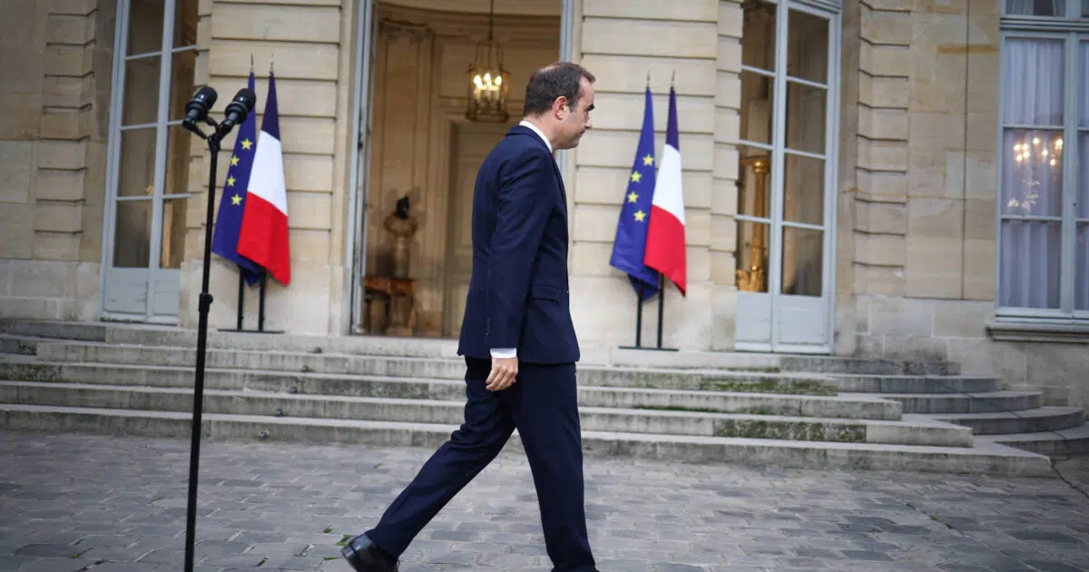 Le Premier ministre Sébastien Lecornu quittant l’Hôtel de Matignon après avoir présenté la démission de son gouvernement, sur fond de crise politique en France.