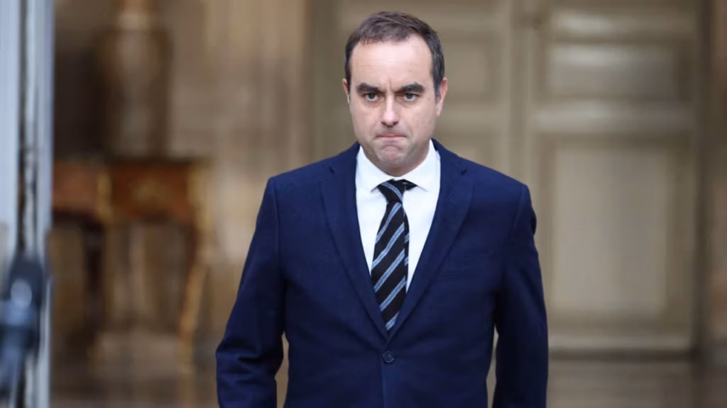 Sébastien Lecornu, nommé à nouveau Premier ministre le 10 octobre 2025, lors de son arrivée à Matignon après sa réélection par Emmanuel Macron.