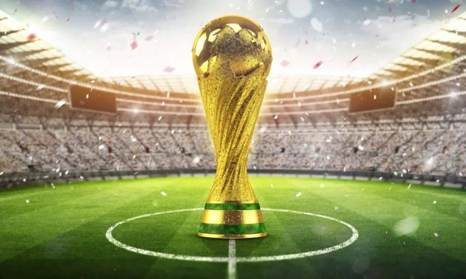 Trophée de la Coupe du Monde FIFA 2026 au centre d'un stade lors de la cérémonie d'ouverture