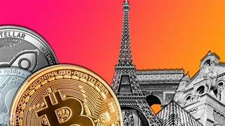 Pièces de cryptomonnaies devant la Tour Eiffel et le Louvre, symbolisant la régulation du marché crypto en France.