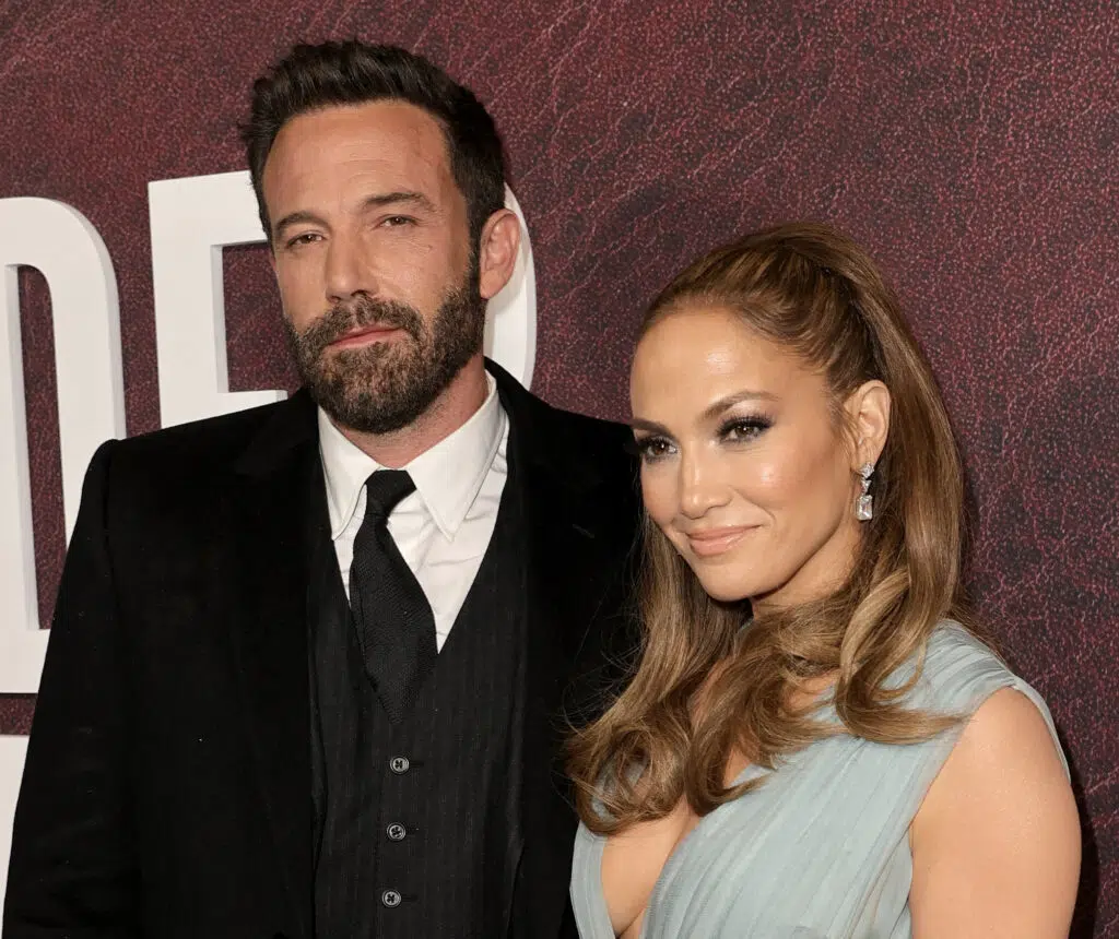 Jennifer Lopez et Ben Affleck posant ensemble sur un tapis rouge lors d’un événement hollywoodien.