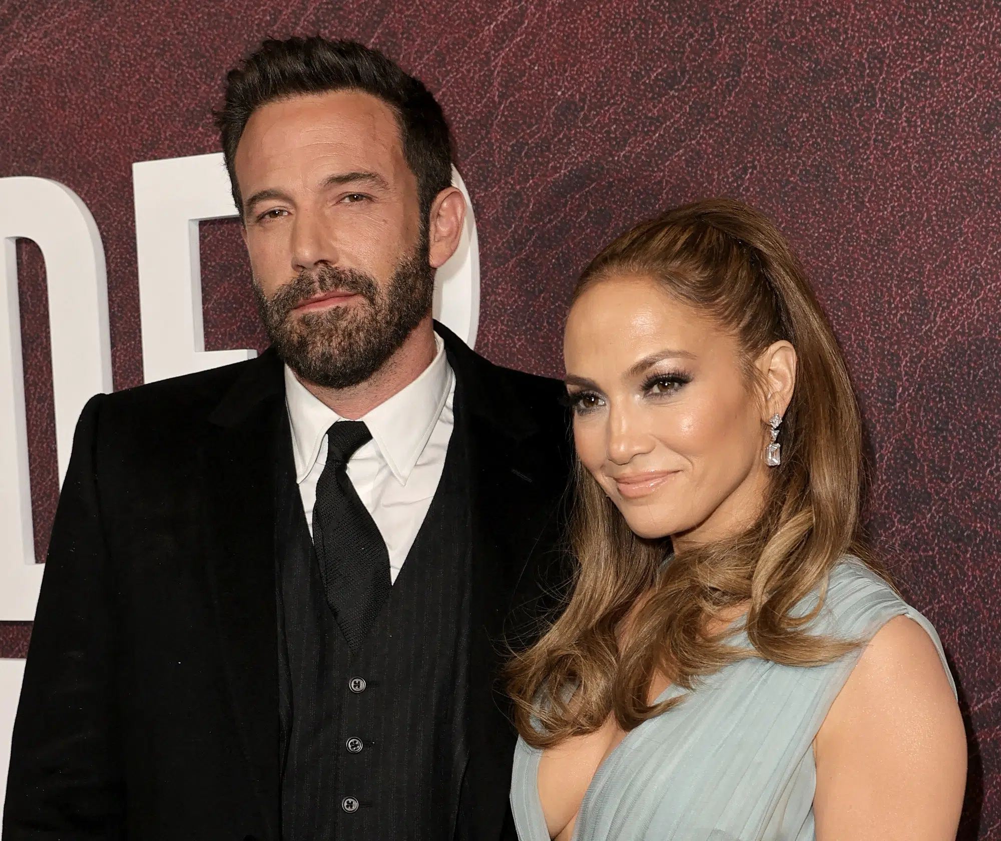 Jennifer Lopez et Ben Affleck posant ensemble sur un tapis rouge lors d’un événement hollywoodien.