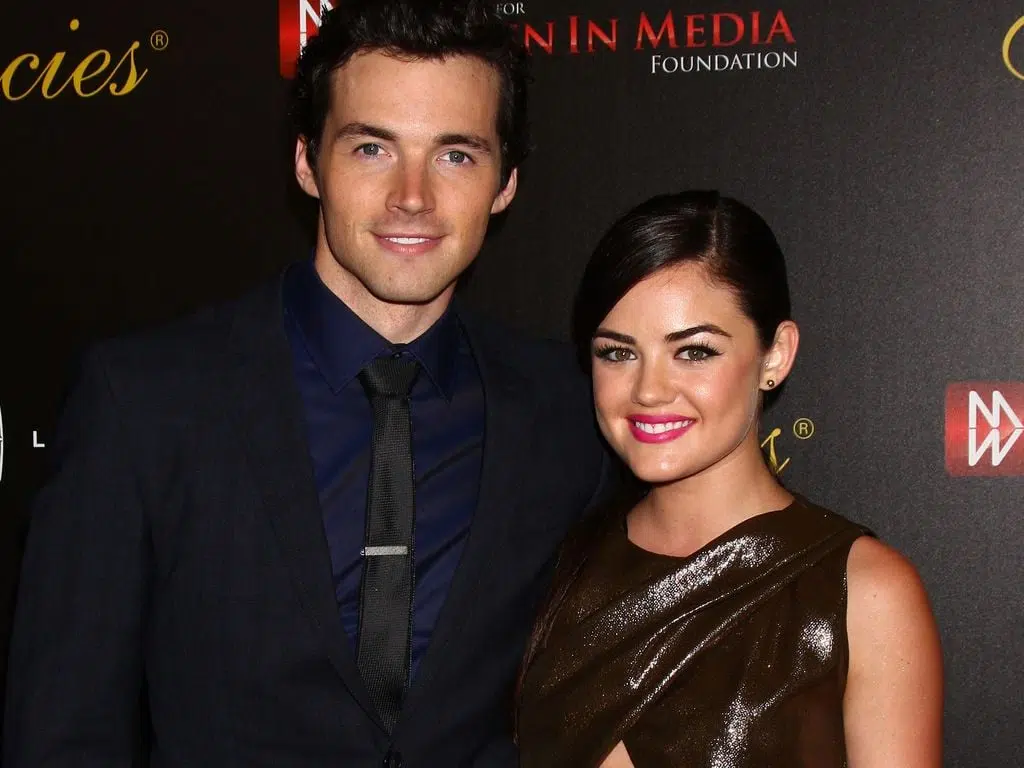 Deux acteurs posant ensemble sur le tapis rouge lors d’un événement médiatique.