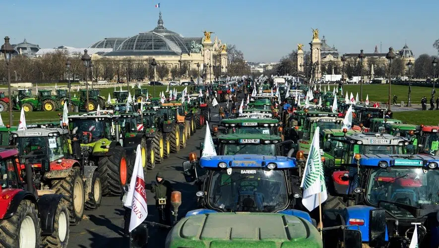 Manifestation d’agriculteurs avec des tracteurs devant un site emblématique de Paris, dénonçant l’accord Mercosur et la politique agricole du gouvernement