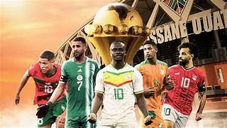 Joueurs africains en action lors de la CAN 2026 devant le trophée de la Coupe d’Afrique des Nations