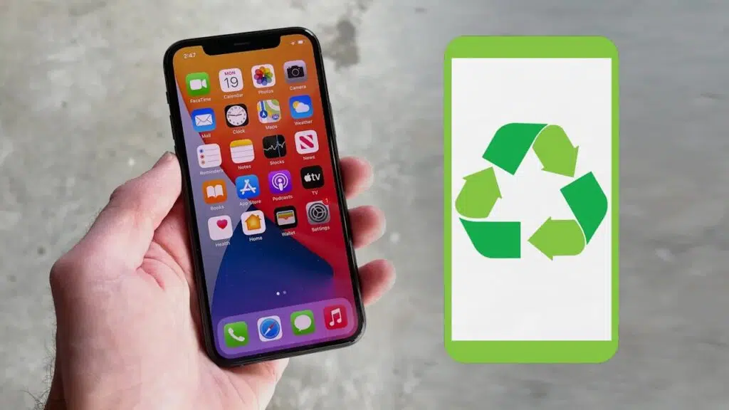 Téléphone reconditionné tenu en main avec symbole de recyclage illustrant l’économie circulaire et le reconditionnement des smartphones