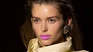 Mannequin portant un rouge à lèvres nude rosé, illustrant la tendance lèvres naturelle observée en 2026