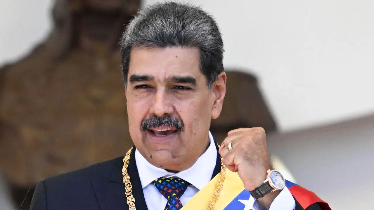 Nicolás Maduro, président du Venezuela, portant l’écharpe présidentielle lors d’une prise de parole officielle