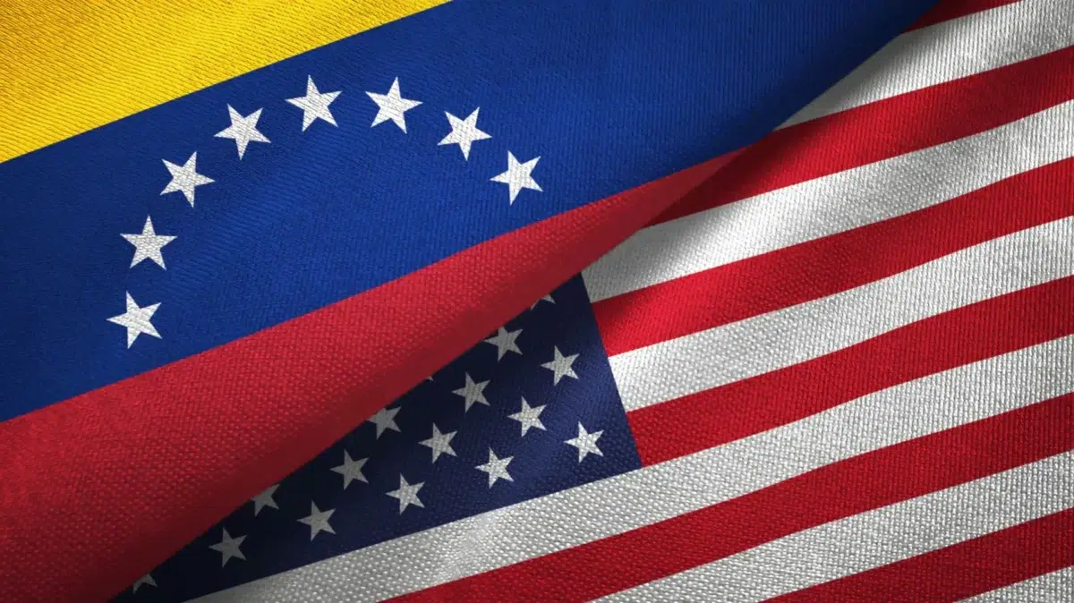 Drapeaux du Venezuela et des États-Unis entrelacés symbolisant les tensions diplomatiques entre les deux pays