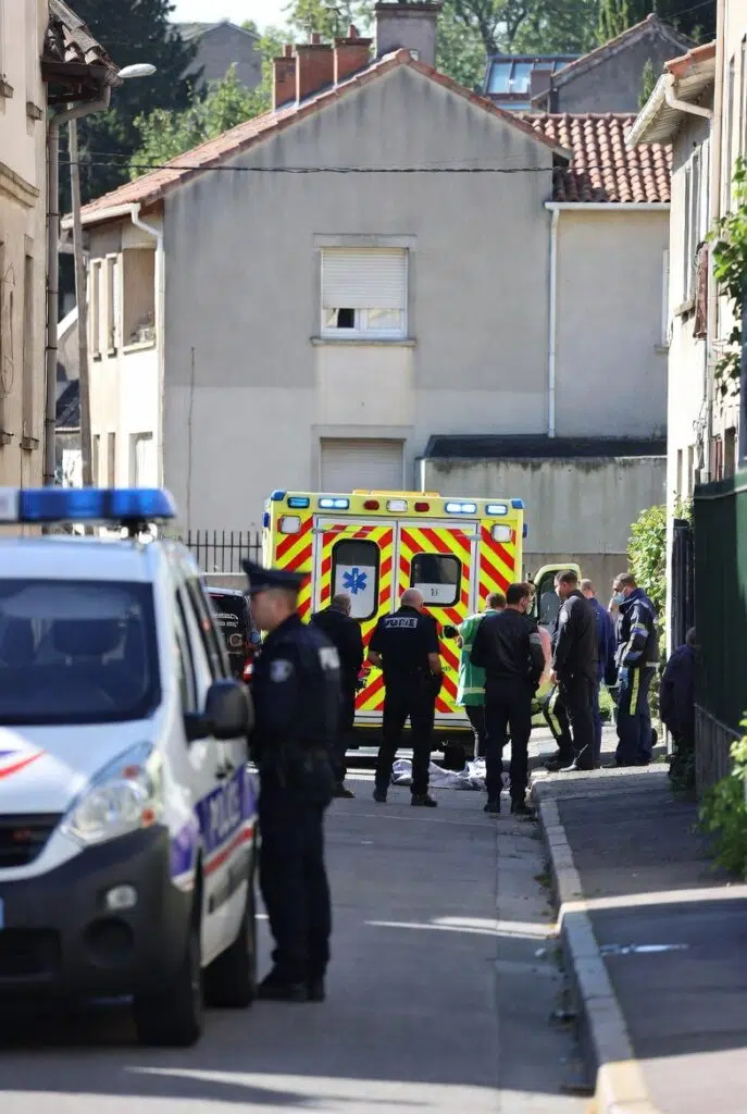 Intervention des secours et de la police après une agression au couteau sur un adolescent à Bron (métropole de Lyon), février 2026 – ambulance et forces de l’ordre sur place