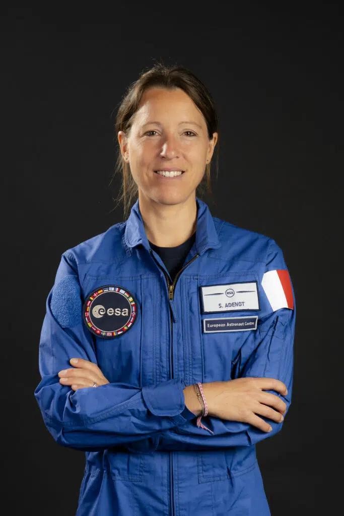 Sophie Adenot en combinaison d'astronaute de l'ESA avant son décollage vers la Station spatiale internationale