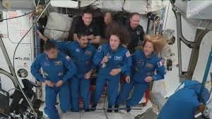Sophie Adenot et l'équipage Crew-12 à bord de la Station spatiale internationale après leur arrivée le 14 février 2026, posant avec les astronautes déjà présents dans le module