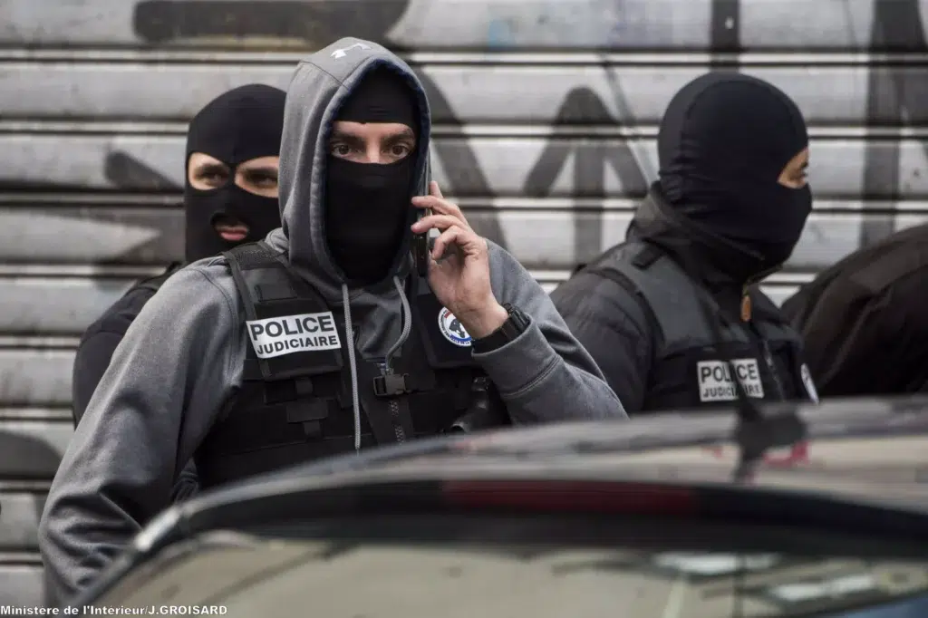 Illustration d’une intervention de la DGSI et Police judiciaire : agents masqués lors d’une interpellation liée à un projet d’attentat déjoué à Lille