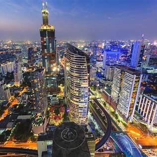 “Vue de la skyline de Bangkok au crépuscule, gratte-ciels éclairés.”