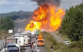 Explosion massive d'un camion-citerne transportant du gaz liquéfié sur l'autoroute General Velásquez à Renca près de Santiago au Chili le 19 février 2026 faisant 5 morts et 17 blessés avec boule de feu géante