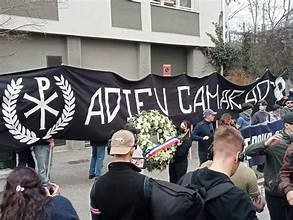 Marche en hommage à Quentin Deranque à Lyon le 21 février 2026 avec 3 200 participants portant banderole Adieu Camarade malgré débordements saluts nazis et cris racistes signalés par la préfète du Rhône