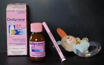 Flacon Doliprane 2,4 % suspension buvable pour enfants avec pipette doseuse et boîte – lots rappelés par l’ANSM en février 2026 pour défaut de graduation