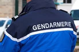 Dos d’un uniforme de gendarmerie française, avec l’inscription « GENDARMERIE » visible.