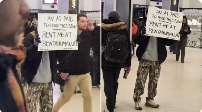 Un homme tient une pancarte indiquant qu’une IA l’a payé pour porter ce panneau et renvoie vers RentAHuman.ai, au milieu de passants dans un lieu public.