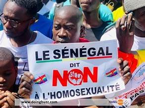 Manifestation anti-homosexualité au Sénégal avec pancarte Le Sénégal dit Non à l'homosexualité avant projet loi Ousmane Sonko durcissant peines 5 à 10 ans prison février 2026
