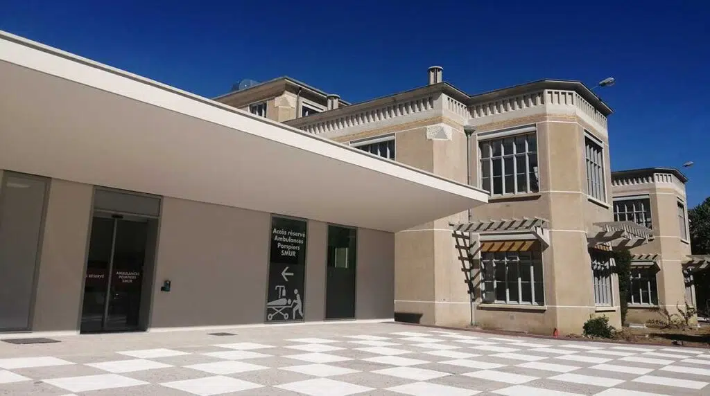 Entrée des urgences de l’hôpital Édouard-Herriot à Lyon, Pavillon N, avec accès réservé aux ambulances, pompiers et SMUR