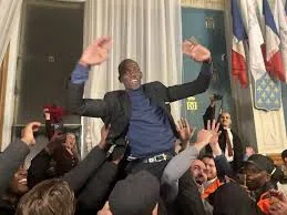 Bally Bagayoko est porté par ses soutiens après sa victoire dès le premier tour à l’élection municipale de Saint-Denis.